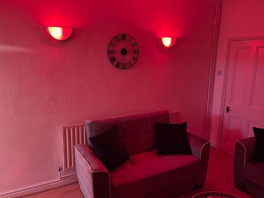 3 Bedrooms Comfortable Home With Jacuzzi Hot Tub Sleeps 10 Leicester Eksteriør bilde