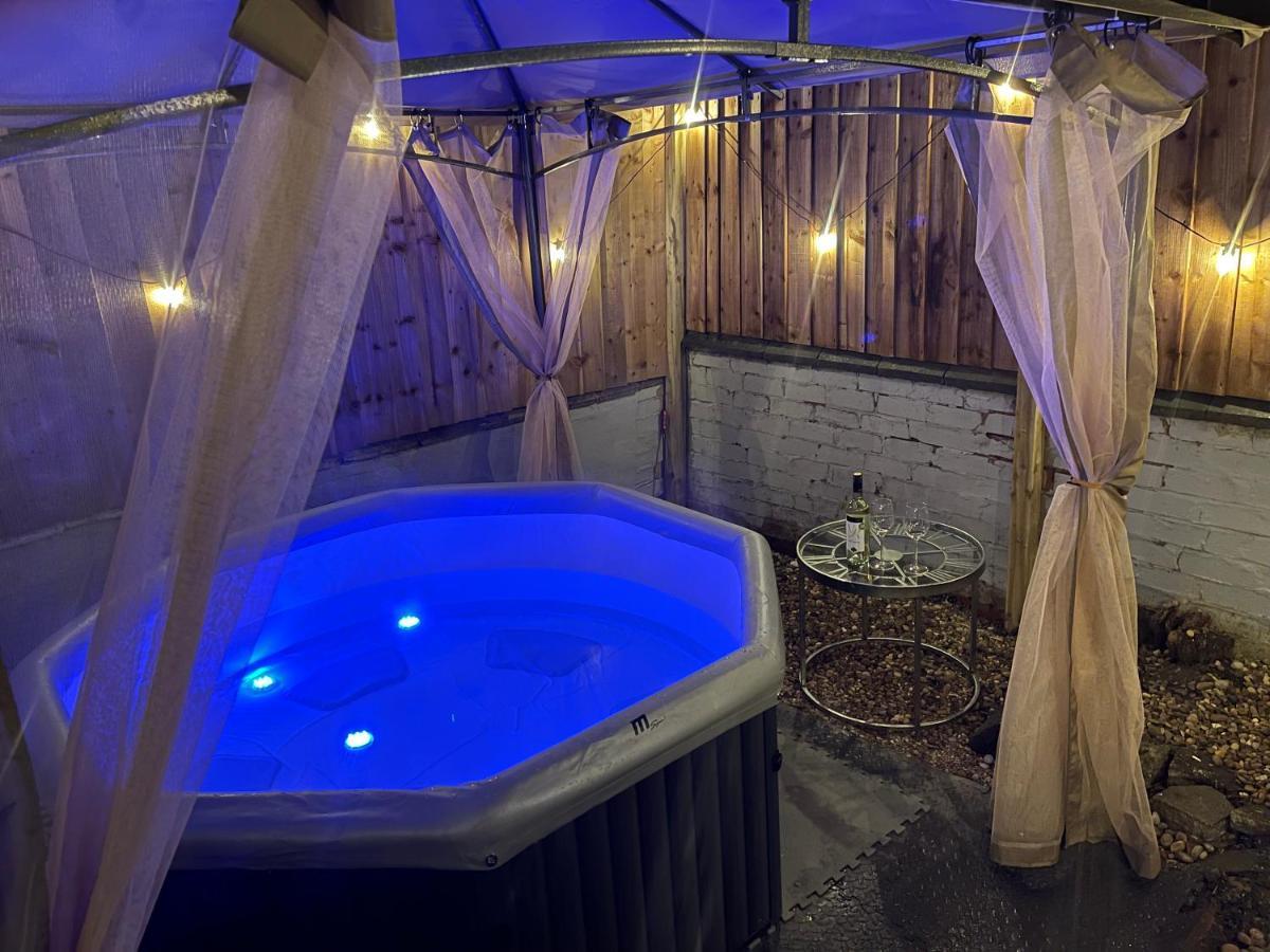 3 Bedrooms Comfortable Home With Jacuzzi Hot Tub Sleeps 10 Leicester Eksteriør bilde
